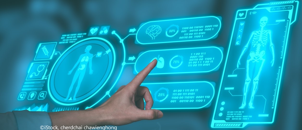 Hand tippt auf Smartboard mit medizinischen Symbolen