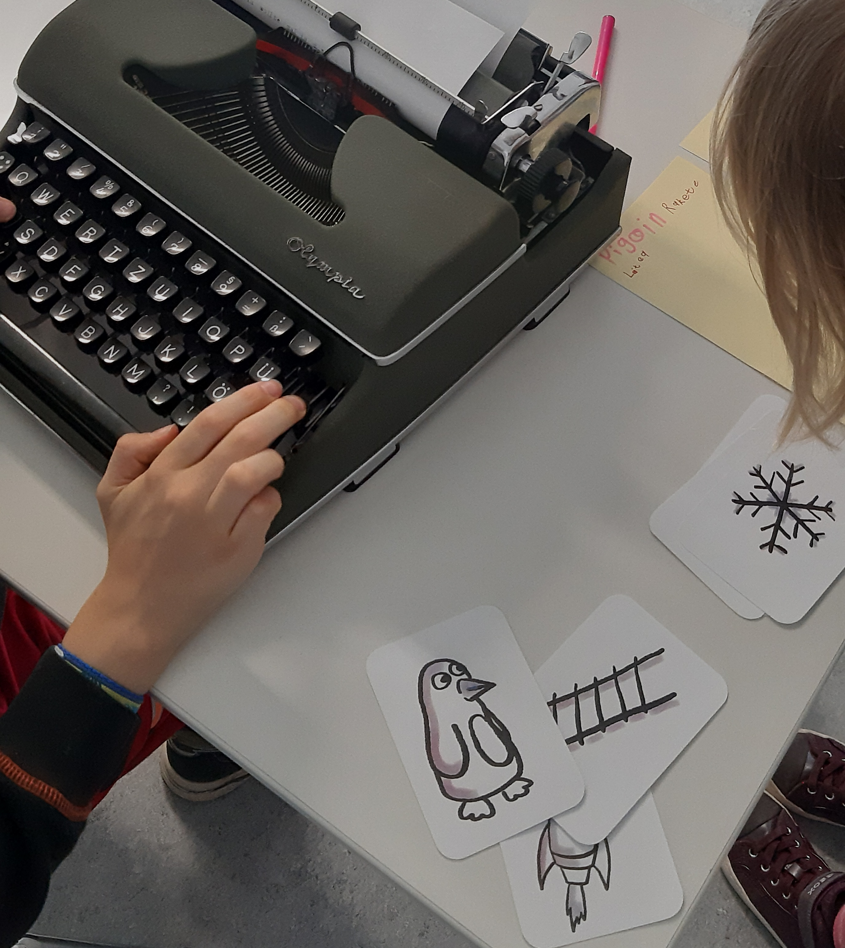 schreibmaschine, mechanisch, Kind von hinten 