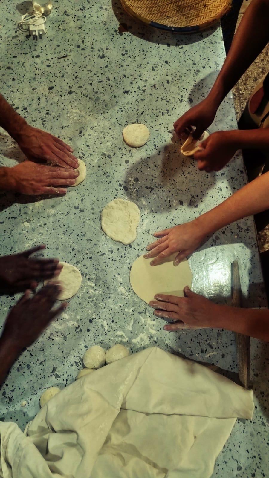 Hände, die Teig rollen