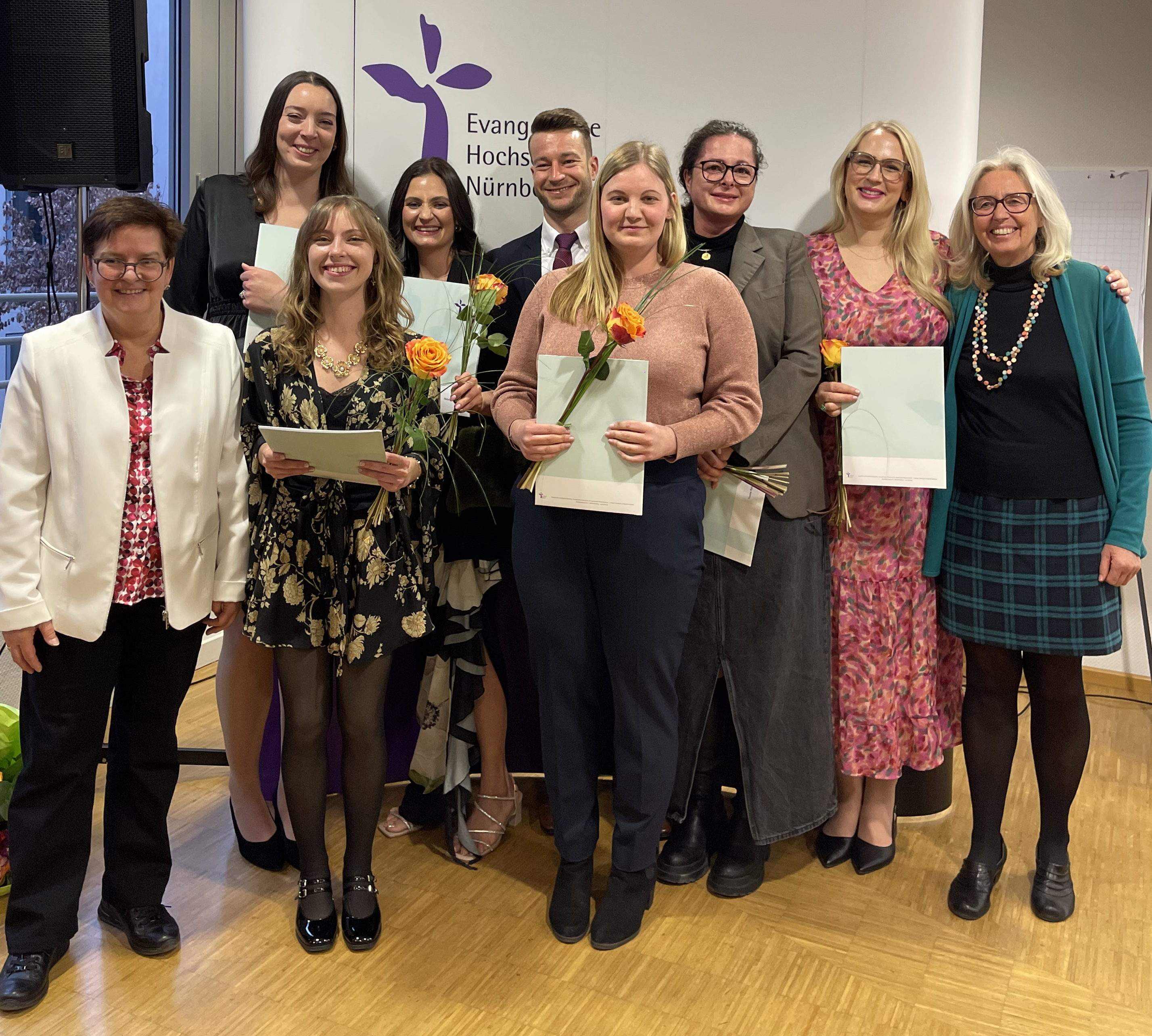 Gruppenbild Absolventinnen und Absolventen Bachelorstudiengang Gesundheits- und Pflegemanagement