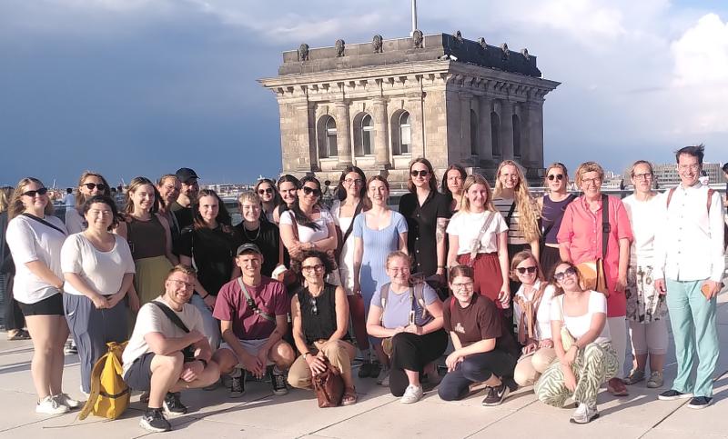 Die Studierendengruppe und Lehrende auf der Kuppel des Berliner Reichtstags