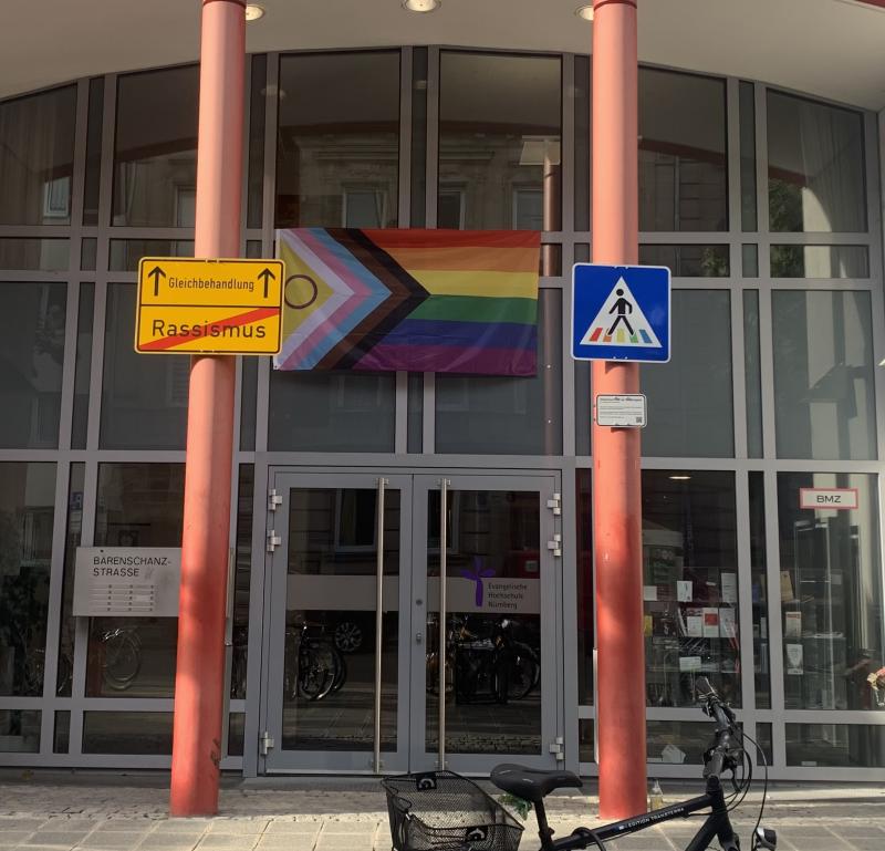 Pride Flagge am Hautpeingang der EVHN