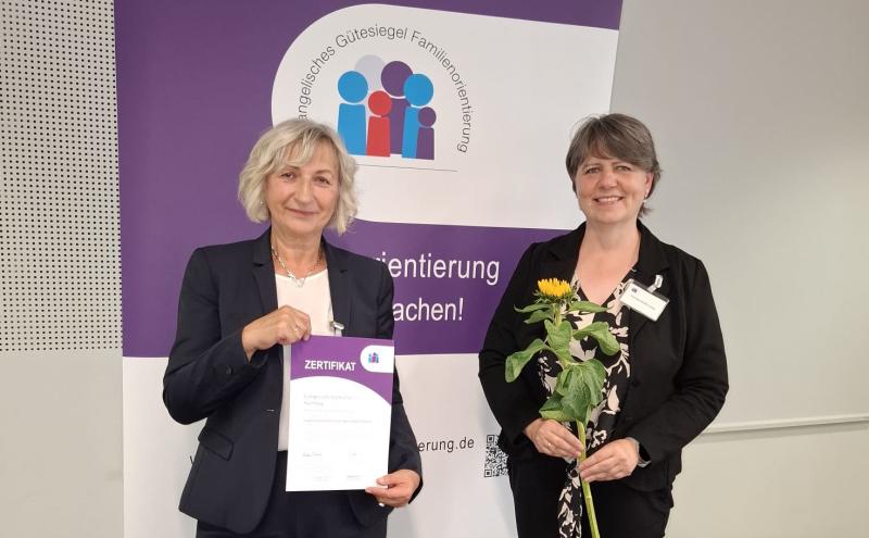 Verleihung in Berlin: Prof. Dr. Helene Ignatzi, Christa Stahl-Lang M.A. sind im Bild mit der Urkund und Blumen