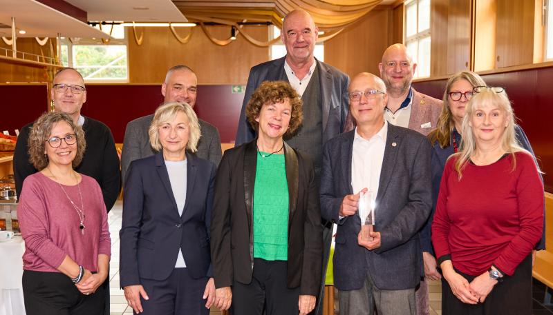 10 Personen auf einem Gruppenfoto