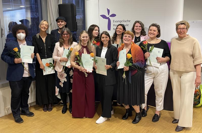 Gruppenbild Absolventinnen und Absolventen Bachelorstudiengang Gesundheits- und Pflegepädagogik