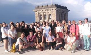 Die Studierendengruppe und Lehrende auf der Kuppel des Berliner Reichtstags