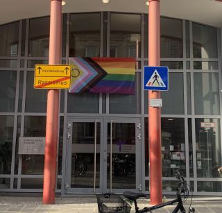 Pride Flagge am Hautpeingang der EVHN