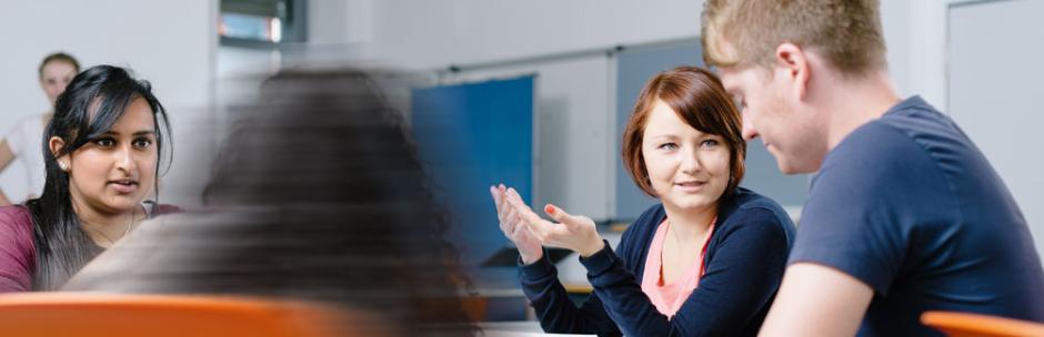 drei STudierende im Gespräch